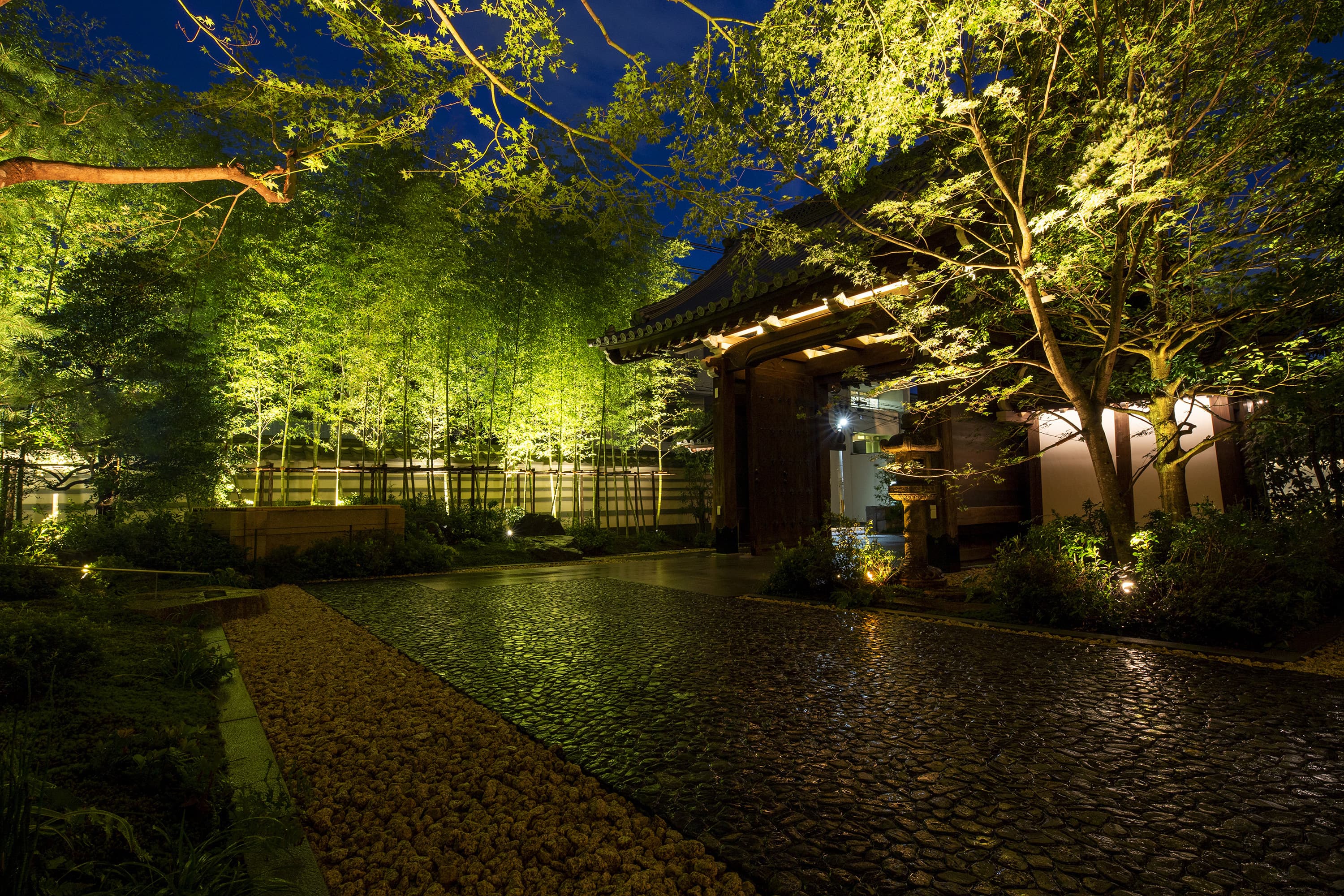 exterior_entrance03.jpg