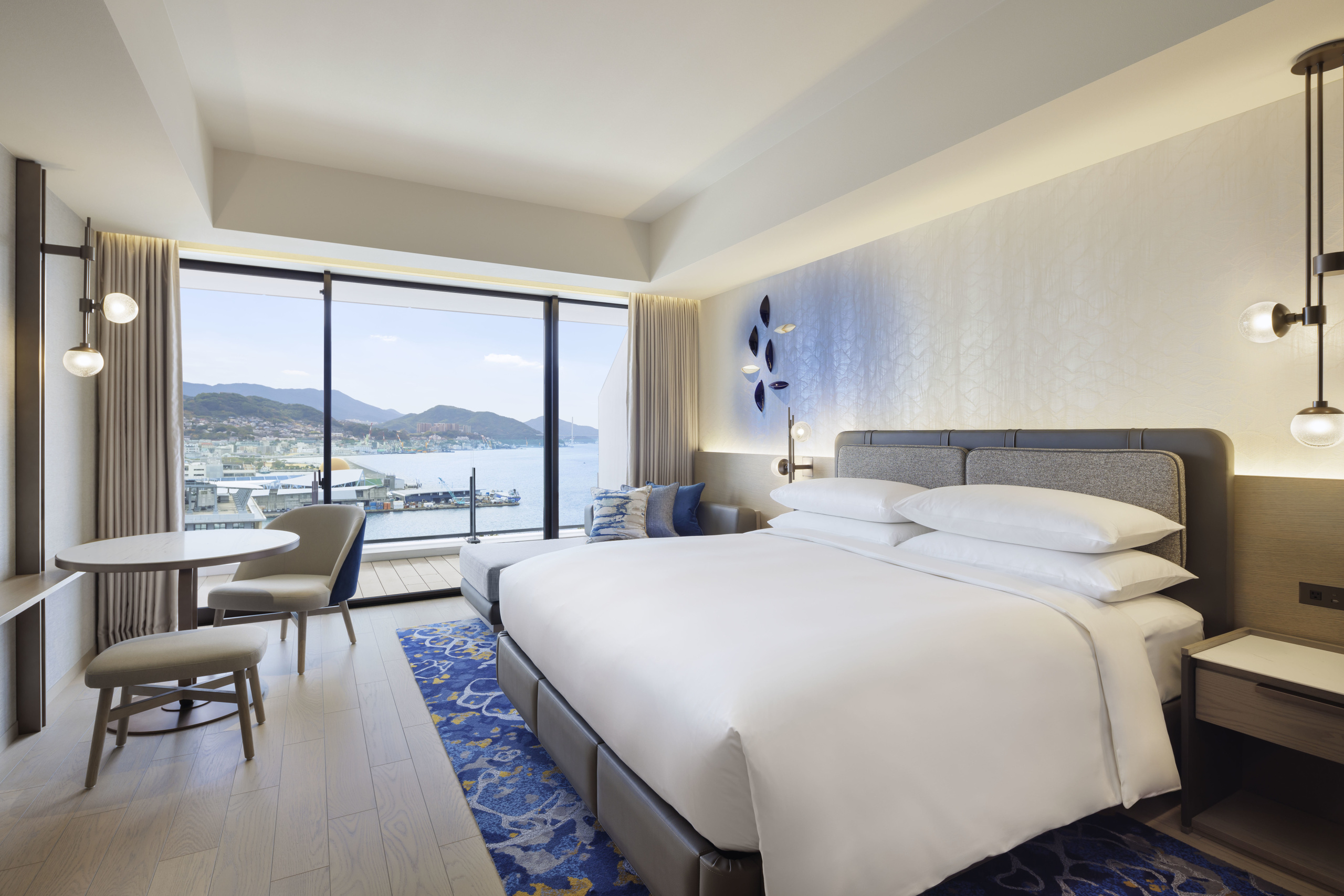 mh_ngsmc_guestroom_premium_king_03.jpg