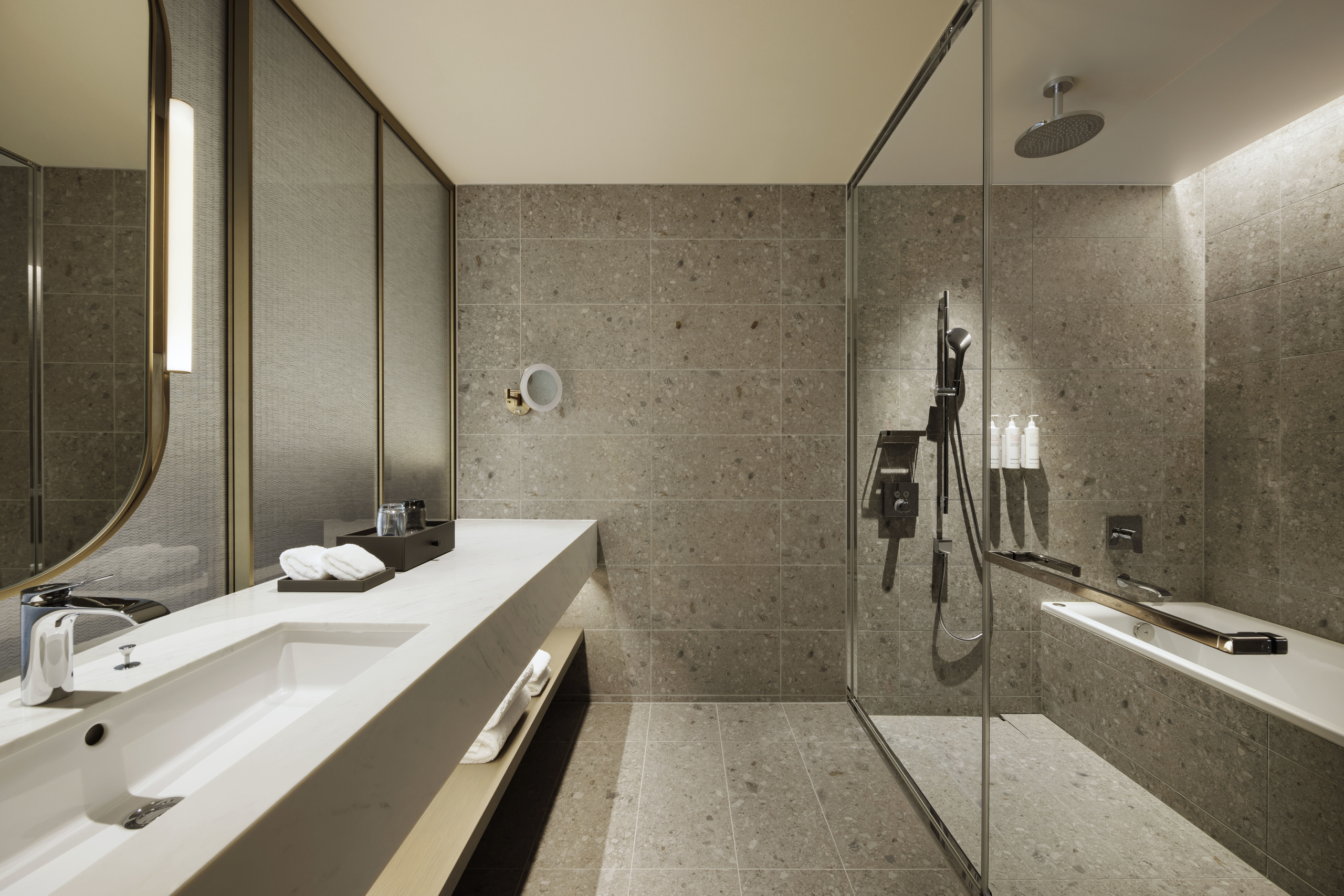 mh_ngsmc_guestroom_corner_junior_suite_2double_bathroom_01.jpg