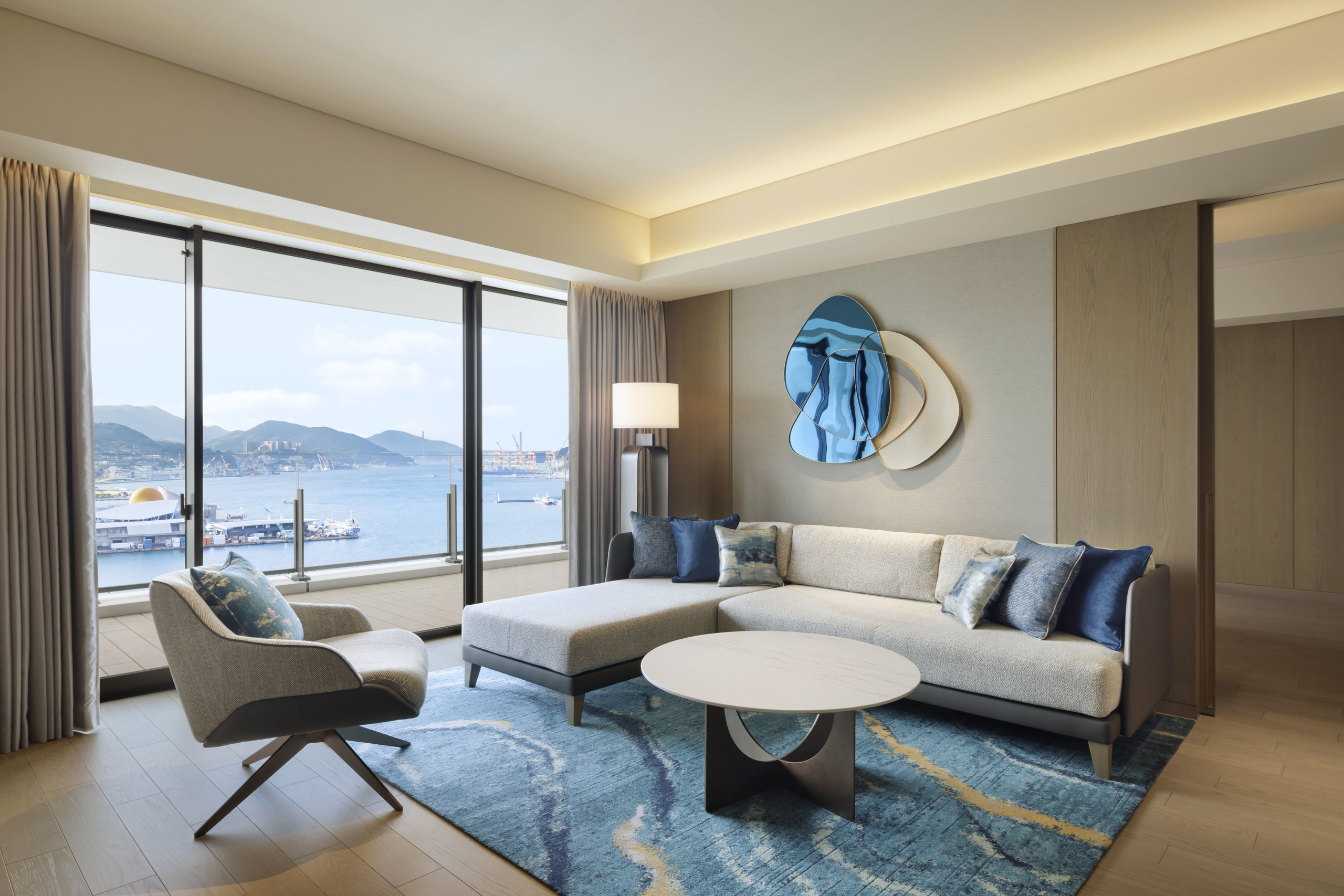 mh_ngsmc_guestroom_harbor_view_suite_01.jpg