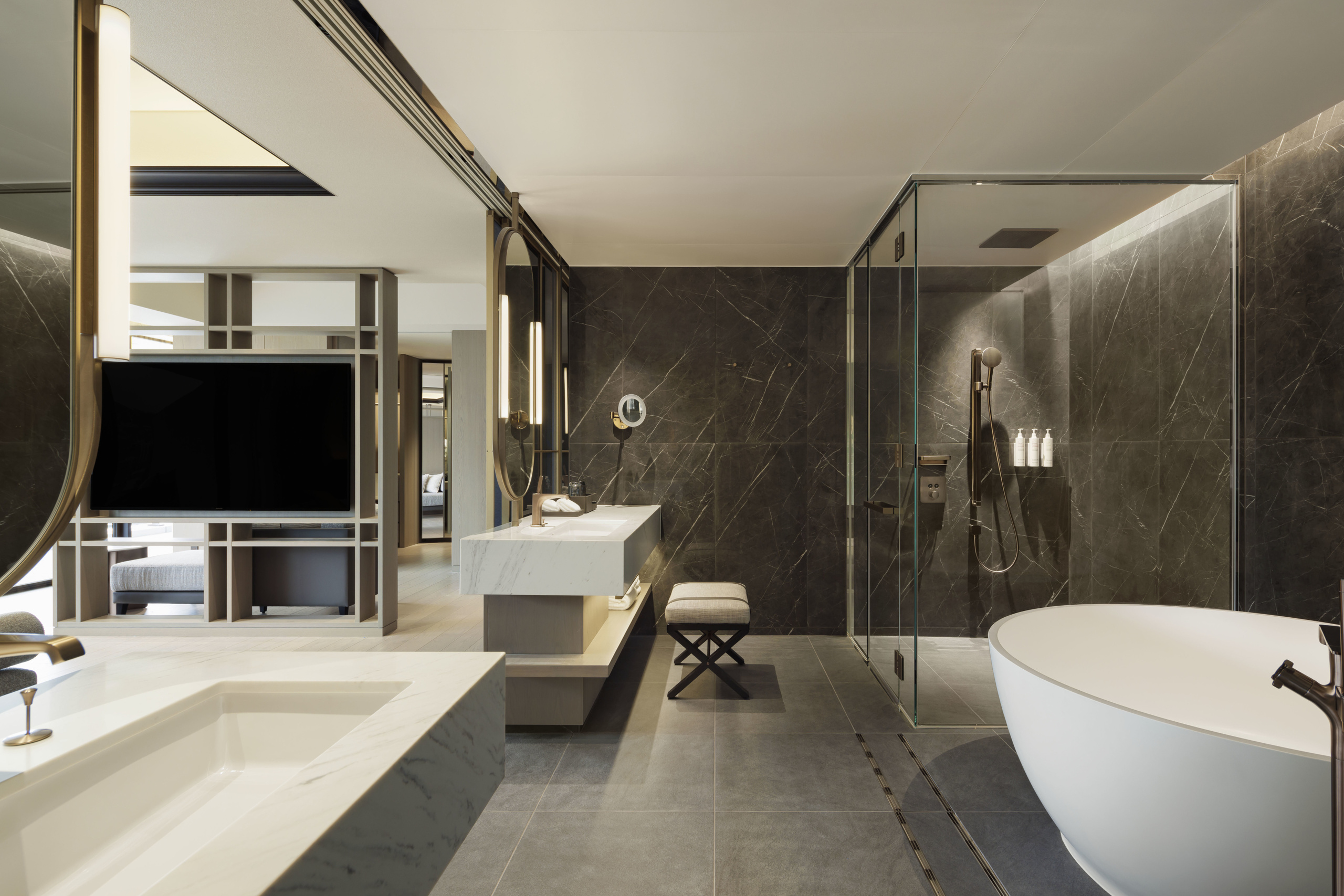 mh_ngsmc_guestroom_imperial_suite_bathroom_01.jpg